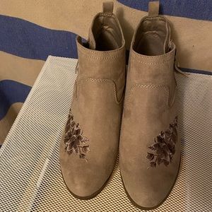NWT Arizona Memory Foam Sz 11 booties